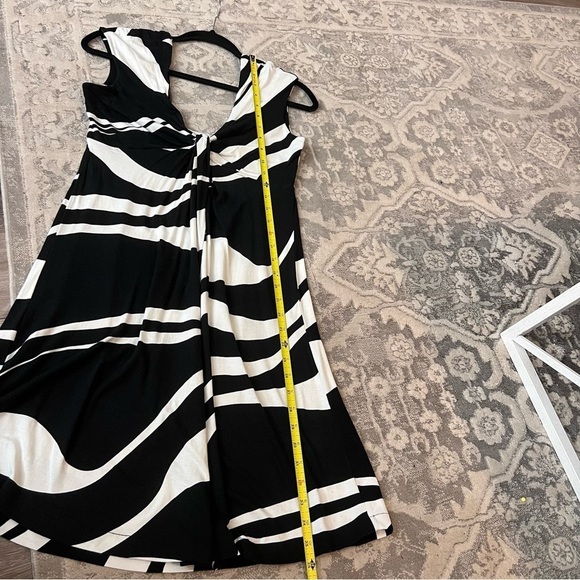 Women's Express Black And White Geometric Striped Flowy V Neck Dress Small - Picture 4 of 8